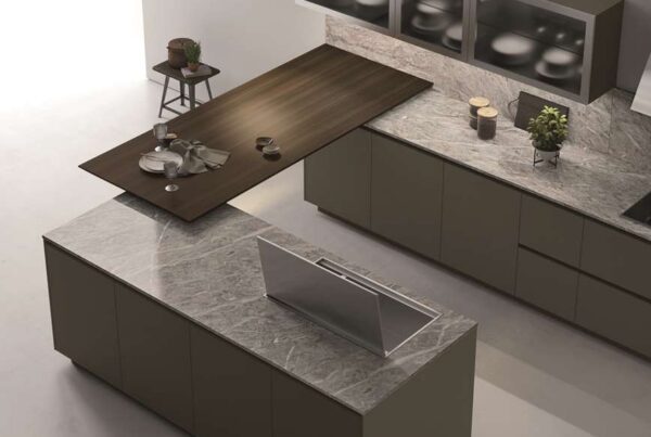 Isola Doimo Cucine con piano in pietra grigia e tavolo in legno