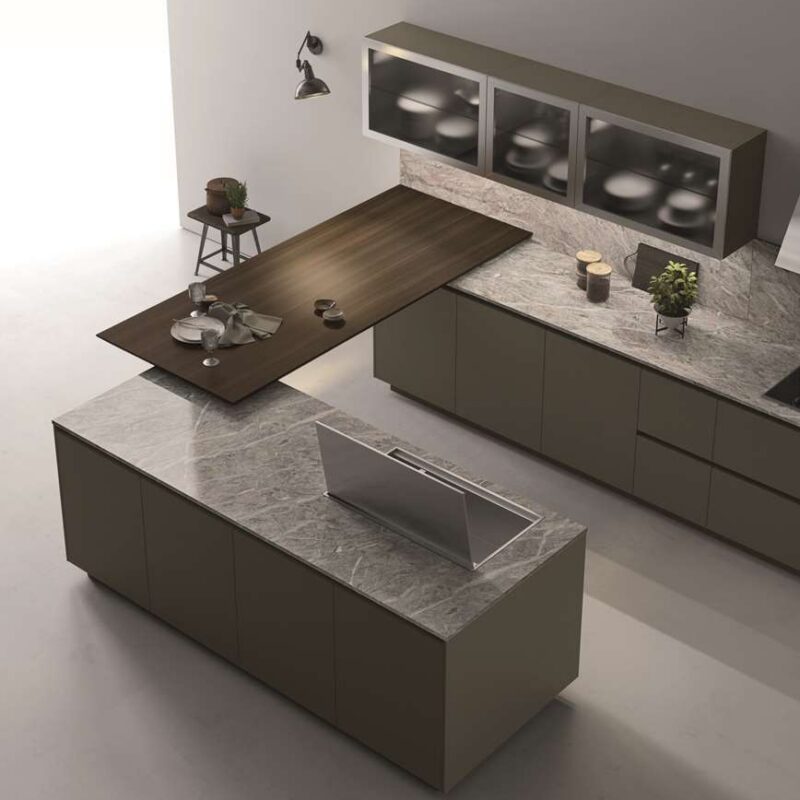 Isola Doimo Cucine con piano in pietra grigia e tavolo in legno